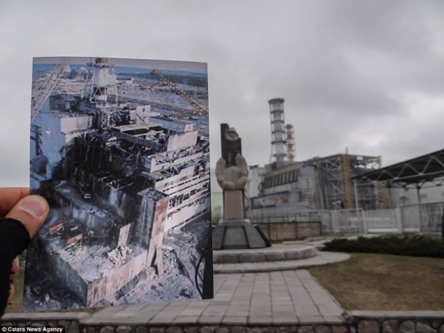 Nhiếp ảnh gia Roland đang cầm một bức ảnh chụp nhà máy Chernobyl ngay sau vụ nổ, so sánh với hình ảnh nhà máy hiện tại