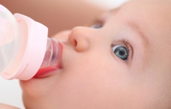 Cho bé sơ sinh uống nước - sai là hại con