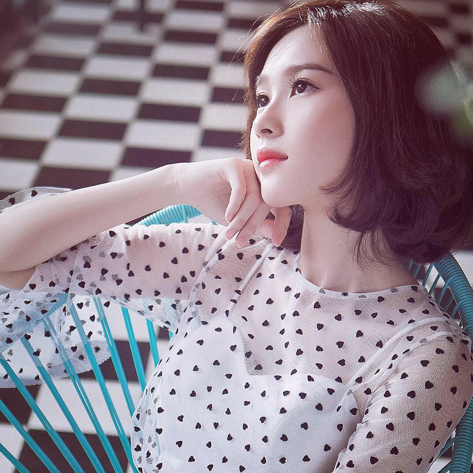 Hoa hậu Đặng Thu Thảo khoe vẻ đẹp mong manh.