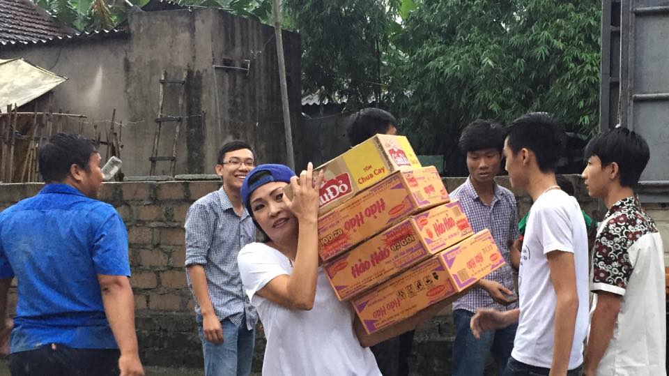 Phương Thanh giản dị khi đi từ thiện ở Quảng Ninh.