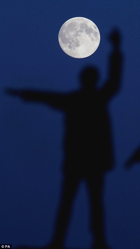 Bóng trăng tròn phía trên bức tượng một nhà thiên văn học ở thành phố Liverpool (Anh).