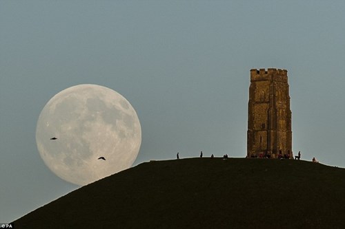 Nhiều người tới đồi Glastonbury Tor thuộc hạt Somerset (Anh) để chiêm ngưỡng sự kiện thiên văn chỉ xảy ra 3 năm một lần.