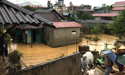 Hàng trăm ngôi nhà chìm trong nước lũ. Ảnh: Điện Biên Online