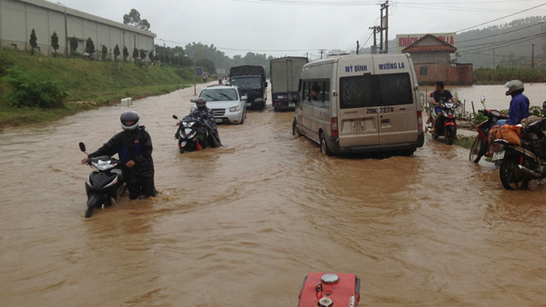 Nước dâng cao khiến xe chết máy hàng loạt. Huyện Mộc Châu, Mai Sơn và TP Sơn La là những địa phương chịu thiệt hại nặng nhất trong đợt mưa lũ tấn công tỉnh Sơn La những ngày vừa qua. Ảnh: VOV