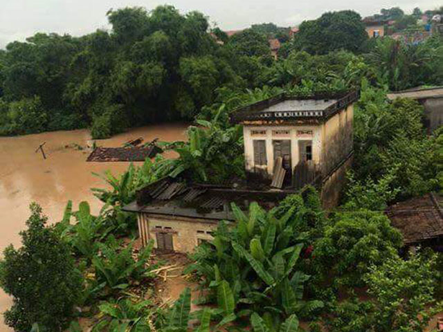 Tại huyện Sơn Động - Bắc Giang, nước đang tiếp tục lên. Hàng chục ngôi nhà ngập đến gần nóc.