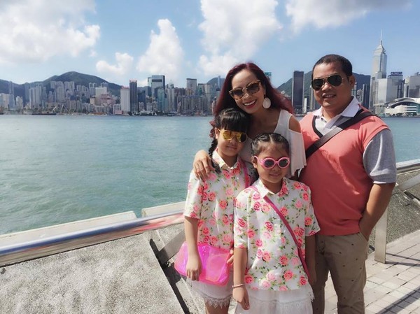 Gia đình Thúy Hạnh - Minh Khang tận hưởng chuyến du lịch vui vẻ tại Hồng Kông.