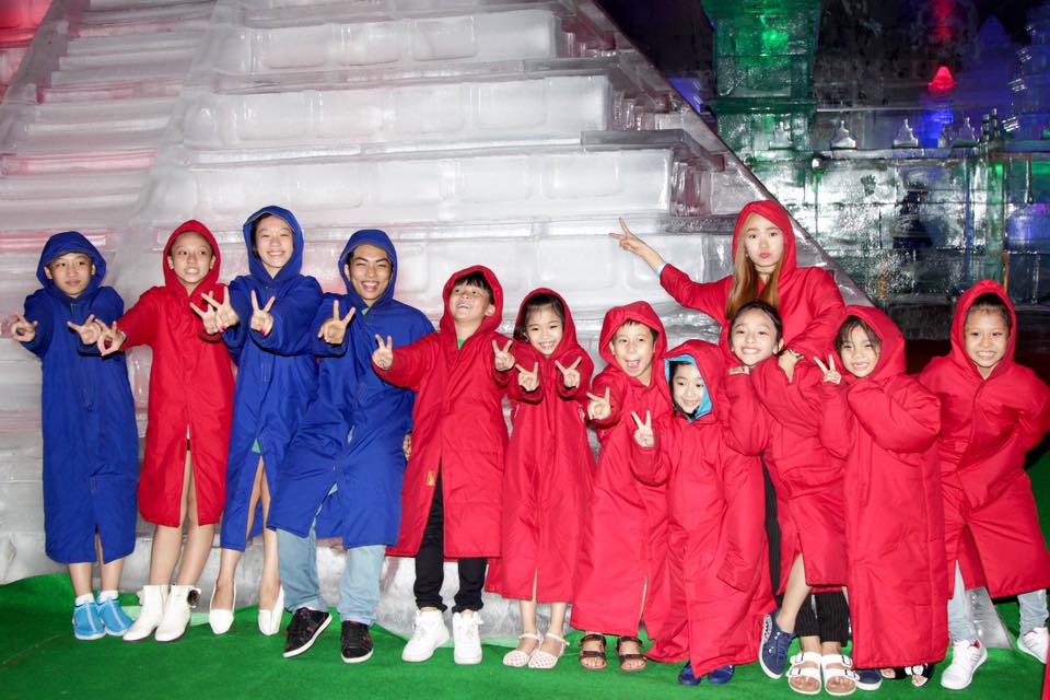 Team của Minh Hằng và Phan Hiển khá hài hước với phong cách mặc ặc đồng phục áo mưa.