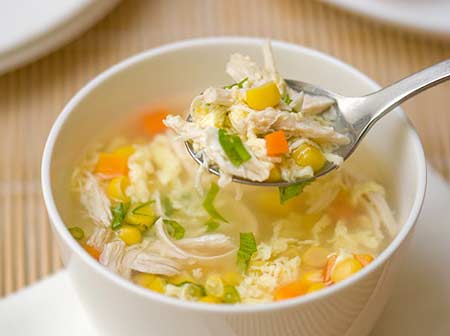 Súp - các chất lỏng trong một bát súp nóng sẽ giúp bạn dễ tiêu hóa hơn. Điều đó khiến chứng đau dạ dày có thể được đẩy lùi.