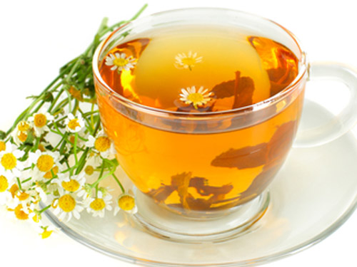 Trà hoa cúc - một tách trà hoa cúc với đặc tính chống viêm có thể giúp bạn thoát khỏi cơn đau dạ dày.