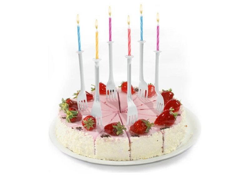 Phát minh 2 trong 1. Với phát mình này, sau khi thổi nến xong là bạn có thể thưởng thức bánh sinh nhật ngay lập tức mà không phải lo đi tìm dĩa.