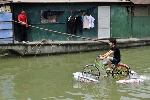 Chiếc xe đạp có thể di chuyển dưới nước.
