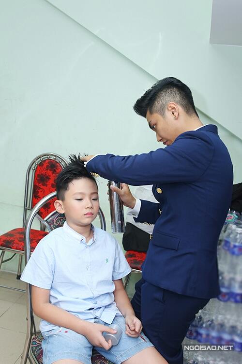 Phan Hiển làm thợ cắt tóc.