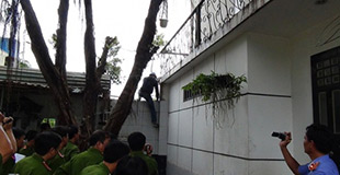Dương thực nghiệm lại lúc trèo lên tường vào nhà để giết tiếp 5 người.