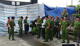 Đại diện nhà chức trách tháo còng cho Dương - người đội mũ bảo hiểm màu xanh giống lúc xảy ra thảm sát.