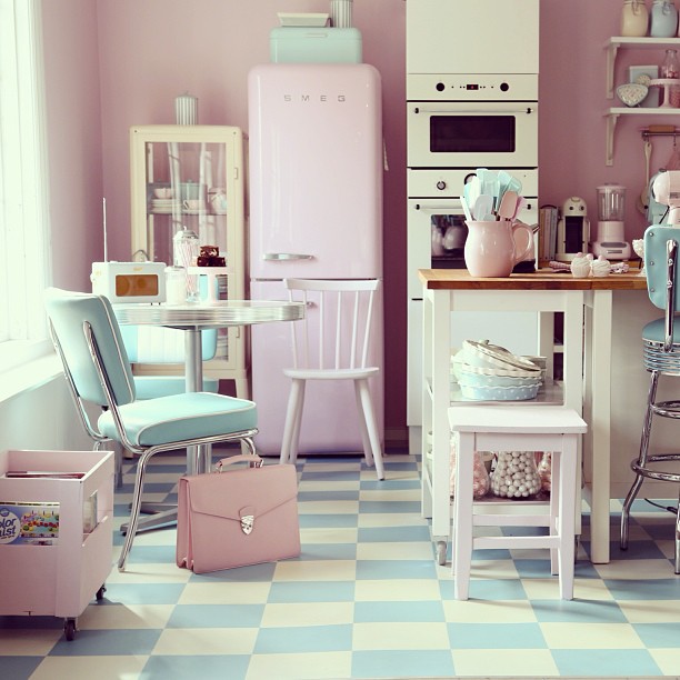 Đây là một phòng bếp hoàn chỉnh với sự kết hợp giữa màu hồng pastel chủ đạo, điểm thêm màu xanh dương pastel nhẹ nhàng. Phải nói rằng chủ của căn bếp này thực sự là tín đồ của những gam màu pastel. Toàn bộ đồ dùng trong phòng bếp đều là 2 gam màu hồng và xanh dương pastel.