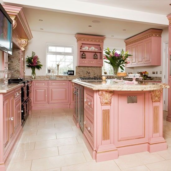 Phòng bếp sang trọng với những hoa văn trạm trổ cầu kỳ kết hợp cùng màu hồng nude nhẹ nhàng tạo cảm giác tinh tế.