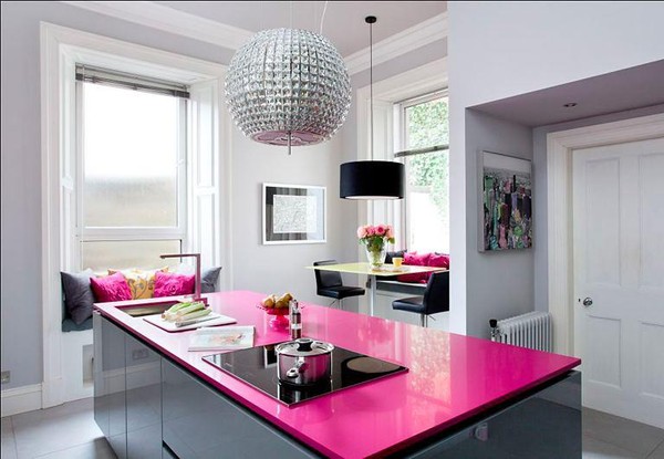 Một phòng bếp màu hồng hoàn hảo với điểm nhấn là ghế ăn chấm bi phá vỡ sự đơn giản của những màu sắc cố định.