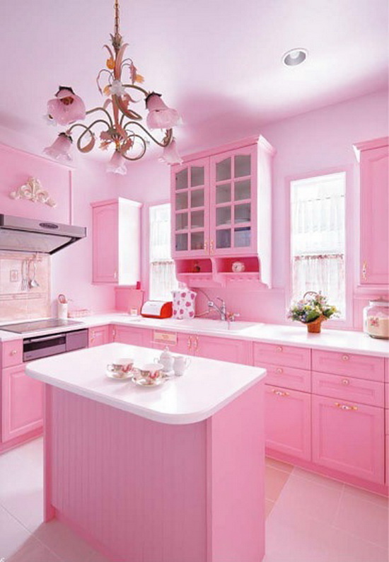 Phòng bếp đón nhận ánh sáng mặt trời từ cửa sổ càng làm tone màu hồng nhạt thêm sáng mang đậm phong cách hiện đại. Tỉ mỉ đến từ những tủ bếp, kệ bếp, đèn chụp.