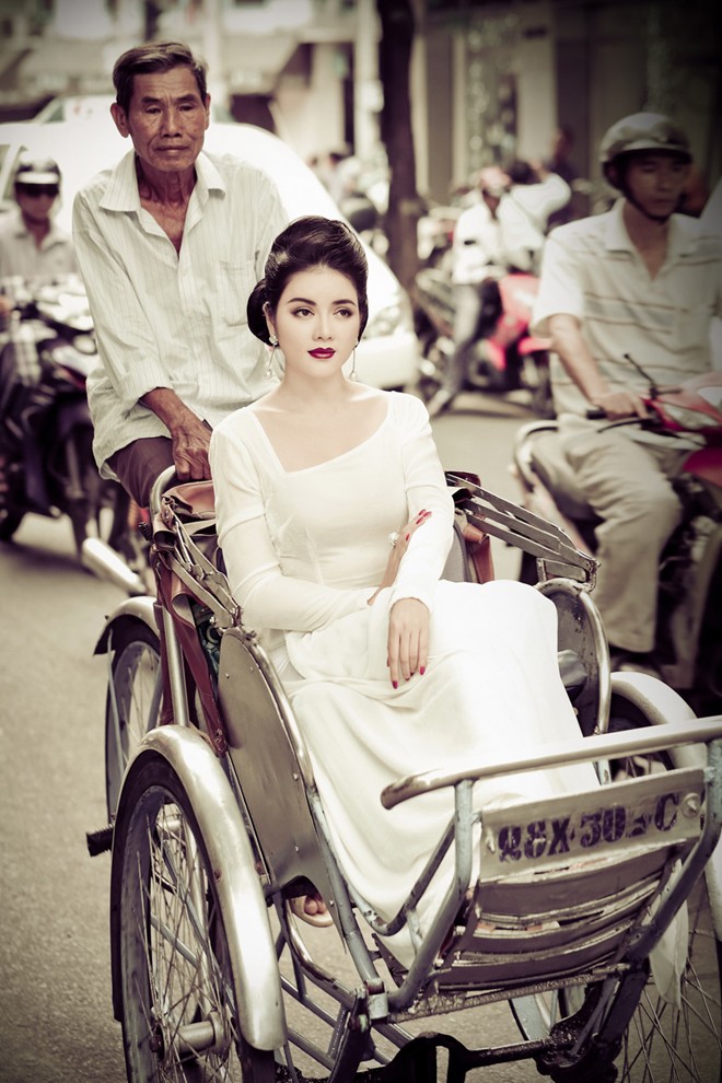 Không chỉ ưa chuộng những chiếc đầm dạ hội phong cách Phương Tây cổ điển của những thập niên trước, khi diện tà áo dài truyền thống, nữ diễn viên cùng rất quyến rũ mang đậm hồn Việt.