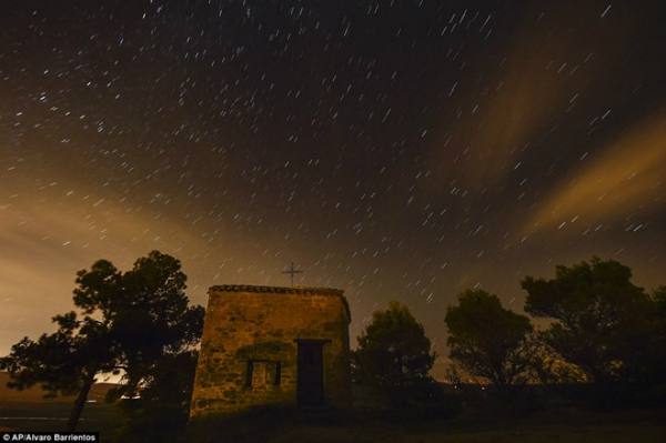 Mưa sao băng lung linh ở tỉnh Obanos, miền bắc Tây Ban Nha.