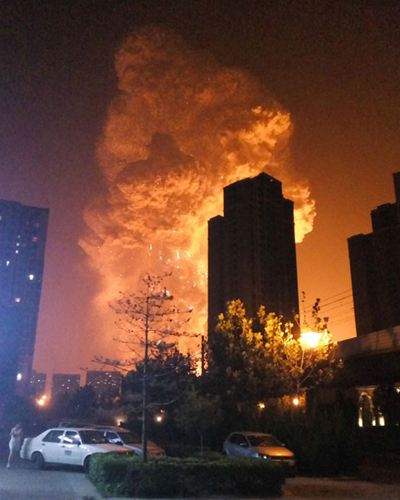 Hai vụ nổ liên tiếp xảy ra đêm 12/8 tại một khu công nghiệp ở thành phố cảng Thiên Tân, Trung Quốc, khiến ít nhất 50 người chết và hơn 700 người bị thương. Ngọn lửa cháy dữ dội, bốc cao gần gấp hai lần một chung cư gần đó.