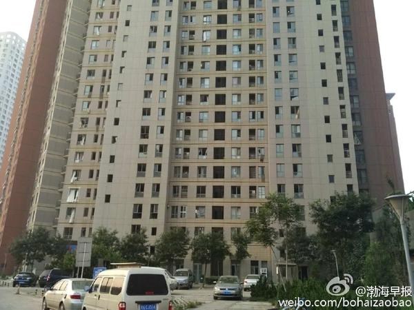 Cửa sổ kính của các chung cư cao tầng trong phạm vi 2km đều bị vỡ tan tành.