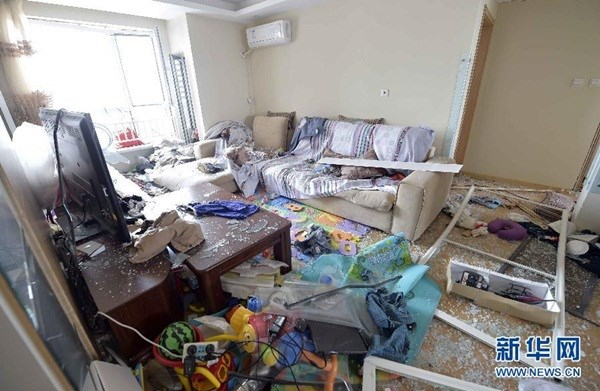 Nhà dân gần kho chứa bị hư hỏng nặng, nội thất bị bắn lộn xộn khắp căn phòng.