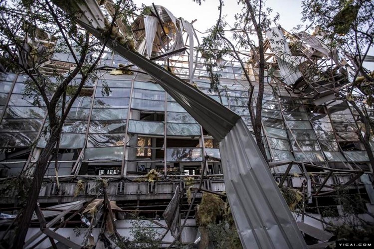 Cơ sở vật chất trong tòa nhà của ngân hàng Misheng gần cảng Thiên Tân tan hoang sau vụ nổ.