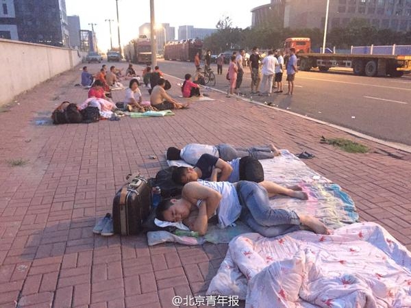 Người dân nằm la liệt ngoài đường sau vụ nổ.