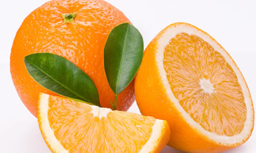 Cam chứa nhiều vitamin C có thể làm gia tăng sinh sản chất collagen, bảo vệ da chống lại tác hại của tia cực tím A và B (UVA và UVB), sửa chữa các trục trặc về sắc tố của da, và cải thiện tình trạng viêm da.