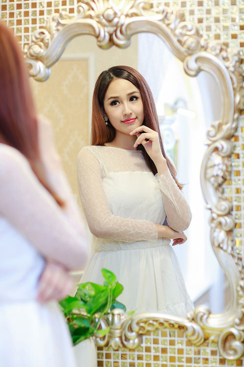 Ngày càng xinh đẹp và quyễn rũ, Hoa hậu Mai Phương Thúy khéo léo lựa chọn chiếc đầm ren trắng thanh lịch khoe vẻ đẹp tinh khôi, trẻ trung trong một sự kiện tối 13/8.