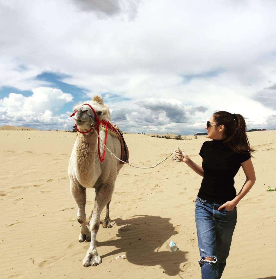 Bảo Anh dắt lạc đà đi trên 'sa mạc'.