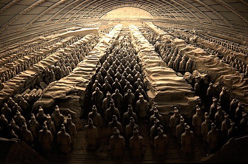 Bên trong lăng mộ của vị vua nổi tiếng nhà Tần trên có đội quân đất nung hùng hậu cùng nhiều cỗ xe ngựa, vũ khí chết chóc cũng như nhiều kho báu có giá trị.