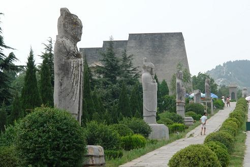 Càn Lăng là nơi chôn cất nữ hoàng duy nhất trong lịch sử Trung Quốc là Võ Tắc Thiên (624 - 704) và chồng là hoàng đế Lý Trị tức Đường Cao Tông (618 - 907). Ông là vị vua thứ 3 của nhà Đường.