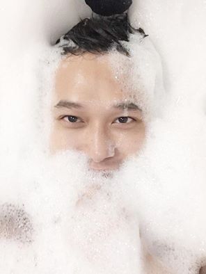 Quang Vinh khoe ảnh đang tắm.