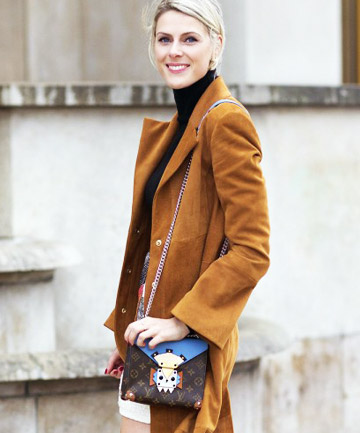 Blogger Sofie Valkiers rạng rỡ với chiếc túi nhỏ của Louis Vuitton. Trông nó  giống như một phụ kiện đồ trang sức hơn là một chiếc túi xách.