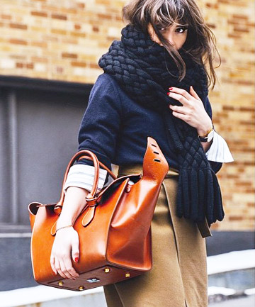 Giữa một biển phong cách đáng ngạc nhiên đến giản dị, blogger thời trang Irina Lakicevic mang đến tuần lễ thời trang New York chiếc túi rộng rãi, năng động với màu da cổ điển.