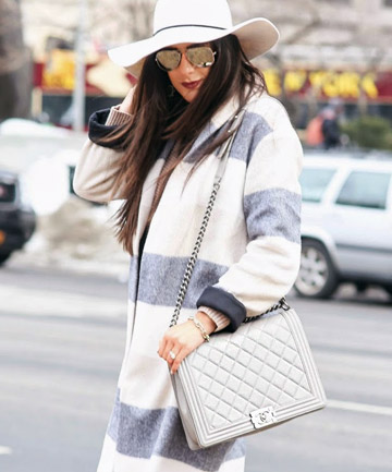 Blogger Emily Gemme vừa thanh lịch vừa sắc sảo với chiếc túi Channel màu trắng bạc tinh tế.