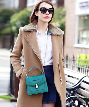 Với thiết kế nhỏ nhắn, chiếc túi đeo chéo màu sắc tươi sáng khiến cho blogger thời trang Ella Catliff thật trẻ trung và nổi bật.