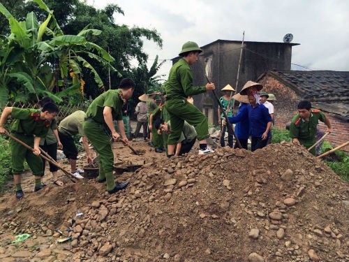Các chiến sỹ CAND giúp bà con thôn Đông Hồng, xã Đông Ngũ, huyện Tiên Yên, tỉnh Quảng Ninh làm đường liên thôn.