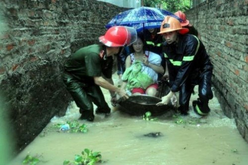Các chiến sĩ công an, phòng cháy chữa cháy hiện tích cực giúp đỡ người dân Quảng Ninh vượt qua cơn lũ lớn. Trong ảnh, người phụ nữ và con nhỏ được đưa ra khỏi vùng nước ngập.