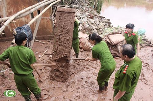 Các chiến sĩ công an phường Chi Lăng, TP Lạng Sơn giúp dân dọn dẹp vệ sinh, khắc phục hậu quả sau lũ.