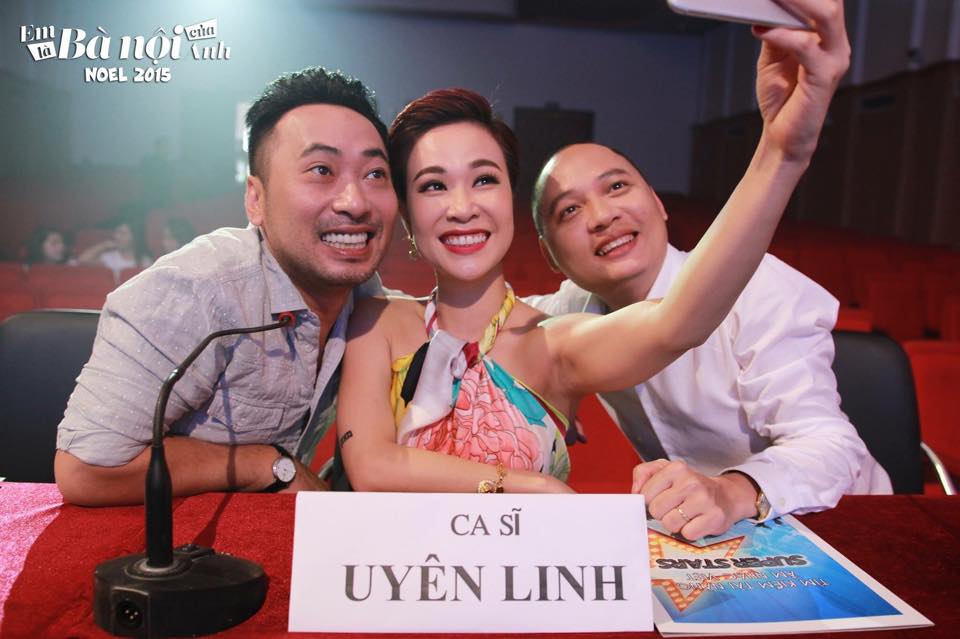 Uyên Linh 'tự sướng' cùng đạo diễn Dũng Khùng và nhạc sỹ Nguyễn Hải Phong.