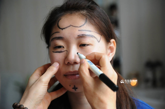 Cô phẫu thuật đôi mắt 2 mí to tròn, sống mũi cao và khuôn mặt V-line kiểu Hàn Quốc.