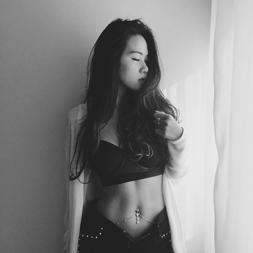 Lê Như Anh, sinh năm 1993 là một nữ du học sinh Việt tại Hungary. Cô nàng được biết đến trên mạng xã hội với nickname Hiyo Anh Le và một trang Instagram lung linh, nhiều hình ảnh đẹp, nơi cô phô diễn vẻ đẹp cơ thể của mình.