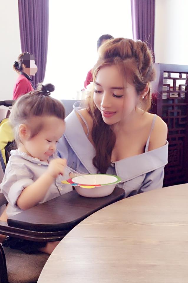 Dù rất bận rộn nhưng người đẹp Elly Trần vẫn dành thời gian đưa con gái yêu đi ăn và đi chơi.