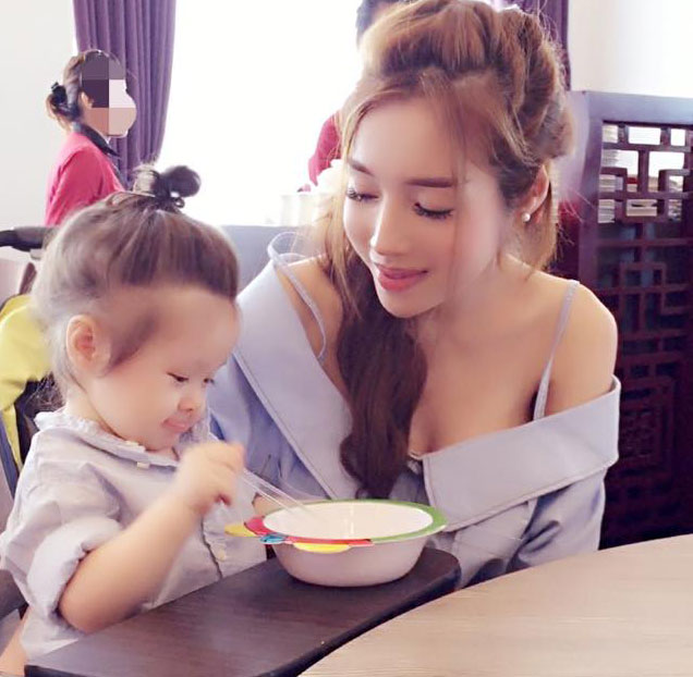 Elly Trần vừa đăng tải những hình ảnh gợi cảm và hạnh phúc bên con gái khi hai mẹ con đi ăn cơm tiệm.