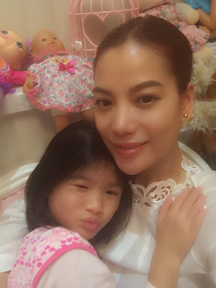 Trương Ngọc Ánh tạo dáng điệu đà cùng con gái Bảo Tiên.