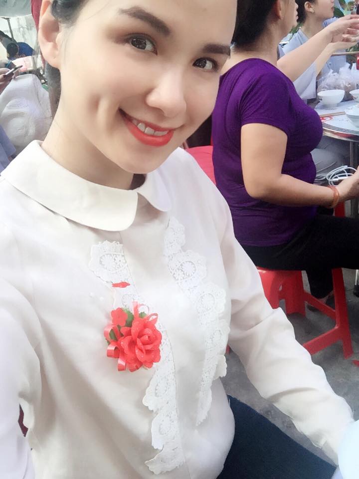 Diễm Hương xinh tươi đi dự lễ Vu lan.