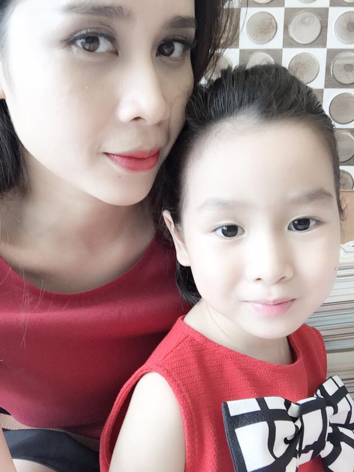 Lưu Hương Giang và con gái Mina 'tông xuyệt tông' tạo dáng 'tự sướng'.